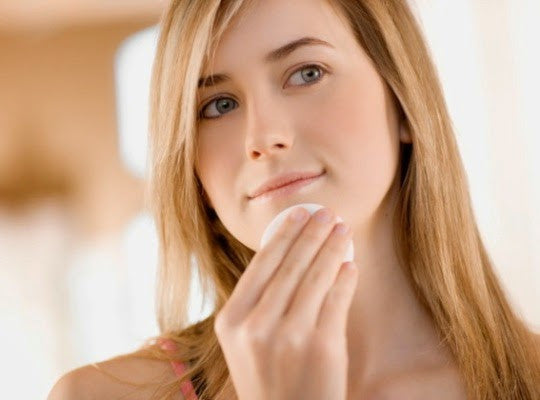 How To Use Rose Water As A Facial Toner